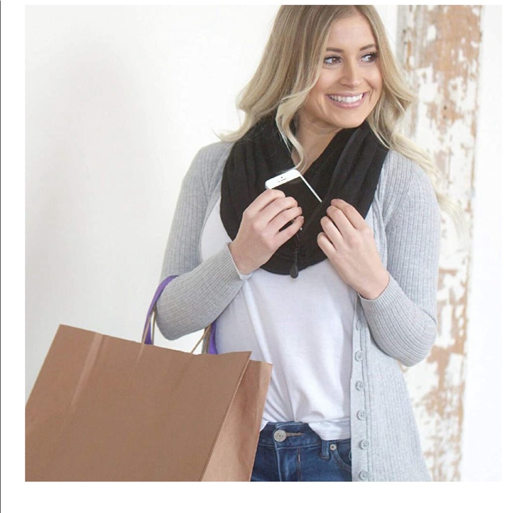 🧣Secret Pocket Scarf - SHOLDIT NWT